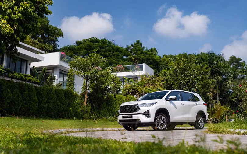 Giá lăn bánh Toyota Innova Cross 2024 vừa ra mắt