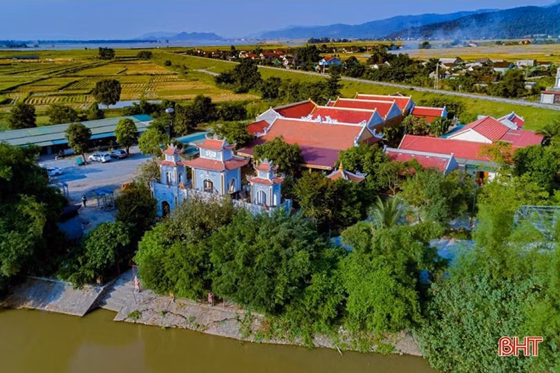 Thăm đền thiêng dưới chân núi Hồng