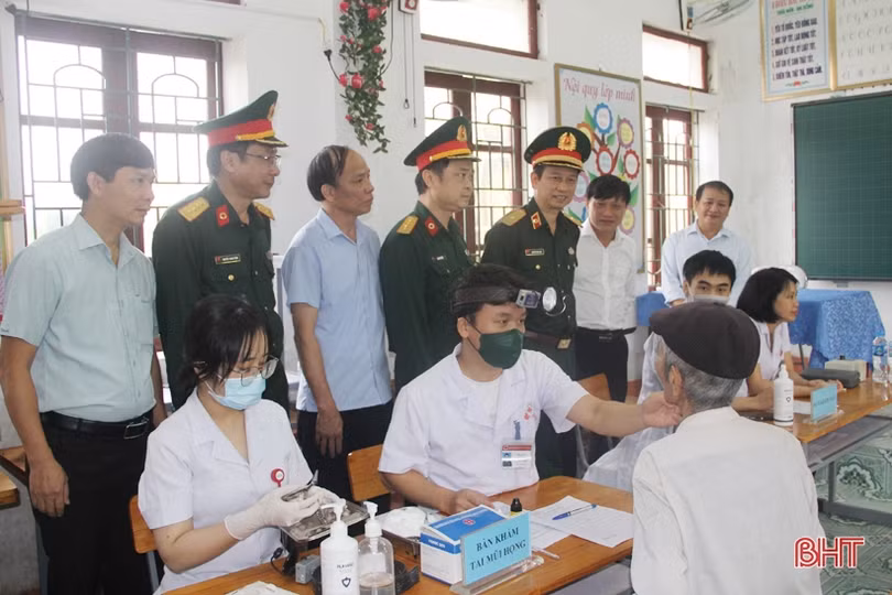 Khám, cấp thuốc miễn phí cho người có công ở Hương Sơn