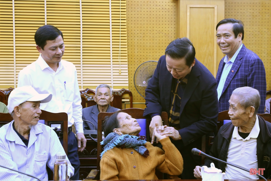 Phó Thủ tướng Trần Hồng Hà tặng quà cho người cao tuổi ở Can Lộc