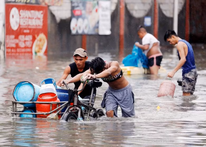 Phố biến thành sông ở Philippines sau khi áp thấp hình thành nên bão Sơn Tinh đổ bộ