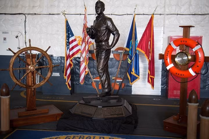 Cận cảnh tàu sân bay lớn nhất thế giới chiến hạm USS Gerald Ford