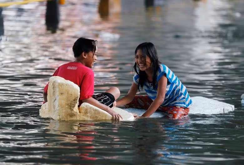 Phố biến thành sông ở Philippines sau khi áp thấp hình thành nên bão Sơn Tinh đổ bộ