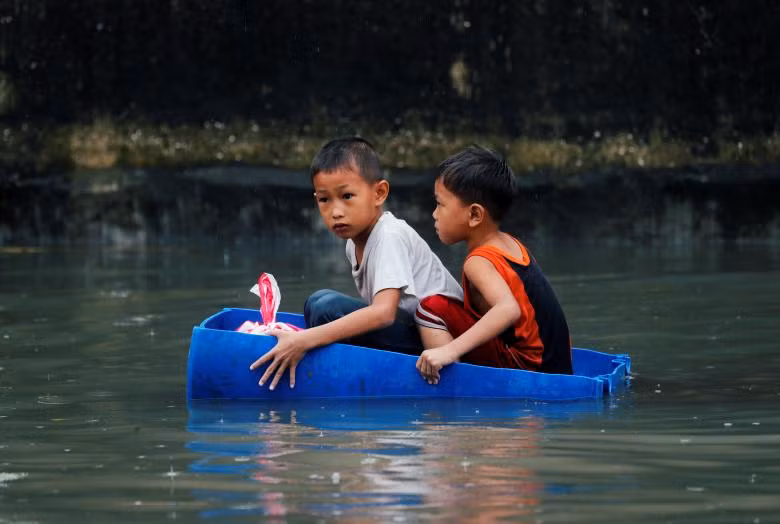 Phố biến thành sông ở Philippines sau khi áp thấp hình thành nên bão Sơn Tinh đổ bộ