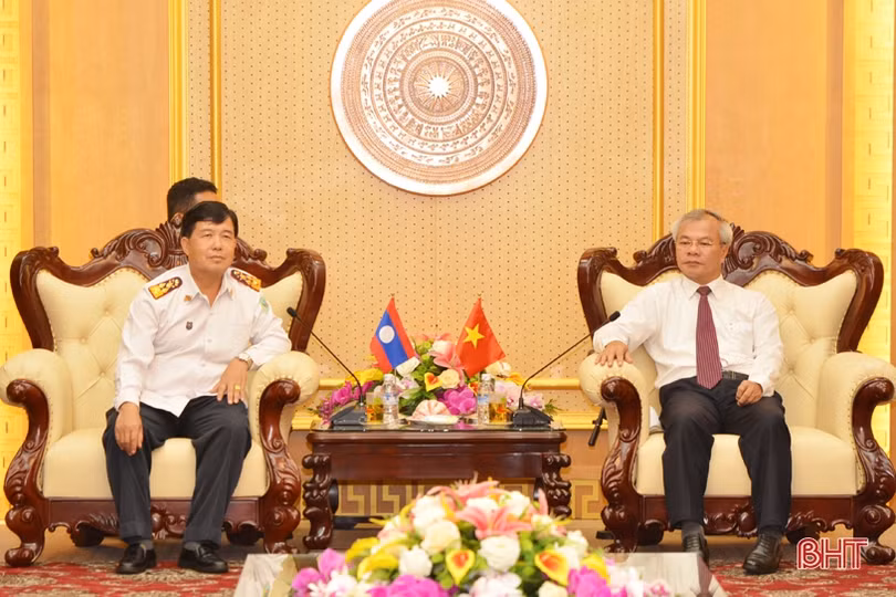 Đoàn cán bộ Tòa án nhân dân tỉnh Bôlykhămxay chào xã giao lãnh đạo tỉnh