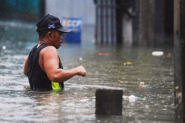 Phố biến thành sông ở Philippines sau khi áp thấp hình thành nên bão Sơn Tinh đổ bộ
