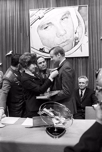 Neil Armstrong và bước chân thế kỷ