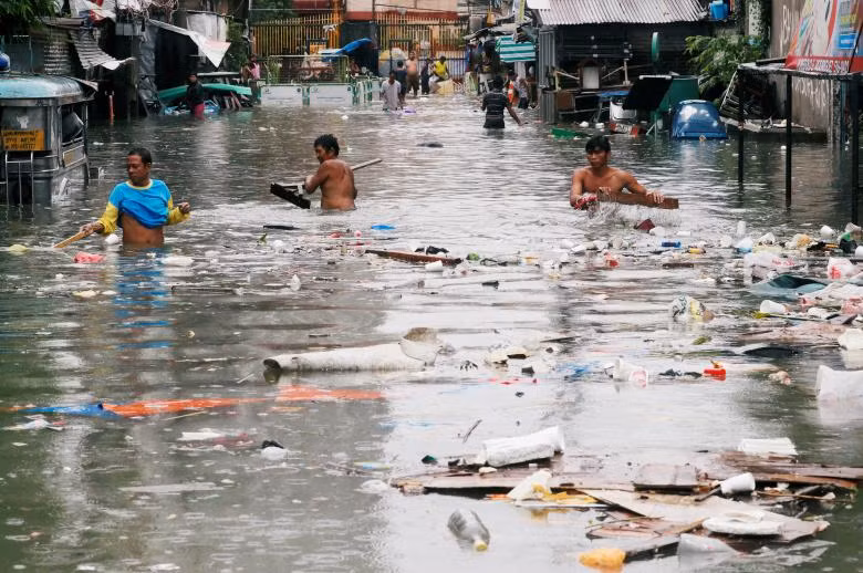 Phố biến thành sông ở Philippines sau khi áp thấp hình thành nên bão Sơn Tinh đổ bộ