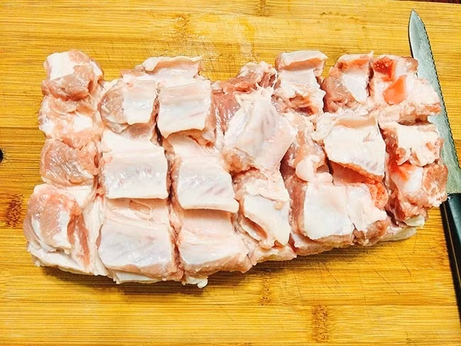 Làm thịt quay giòn tan, thơm nức mũi cho ngày mưa