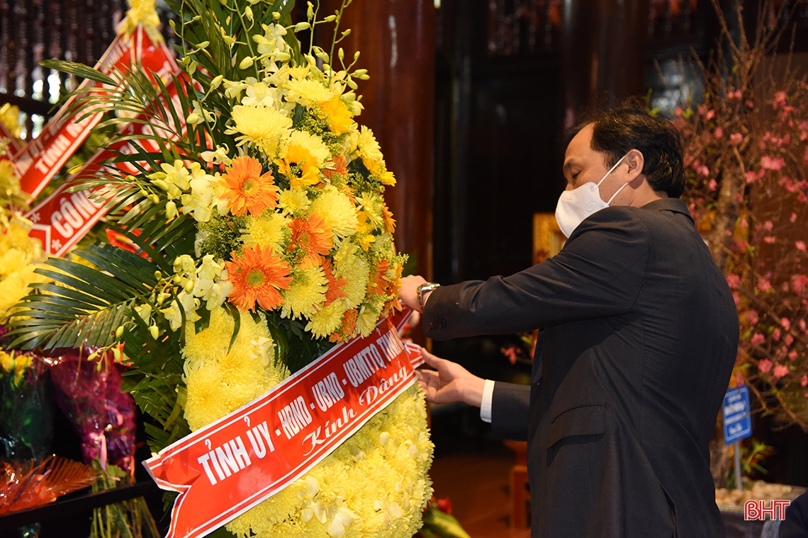 Lãnh đạo tỉnh Hà Tĩnh dâng hương tưởng niệm Chủ tịch Hồ Chí Minh tại Khu di tích Kim Liên