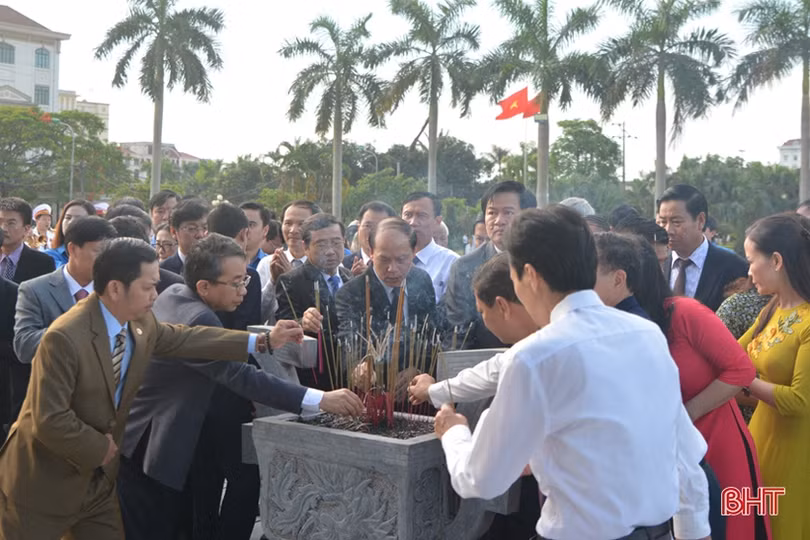 Hà Tĩnh trang trọng tổ chức lễ báo công với Bác Hồ