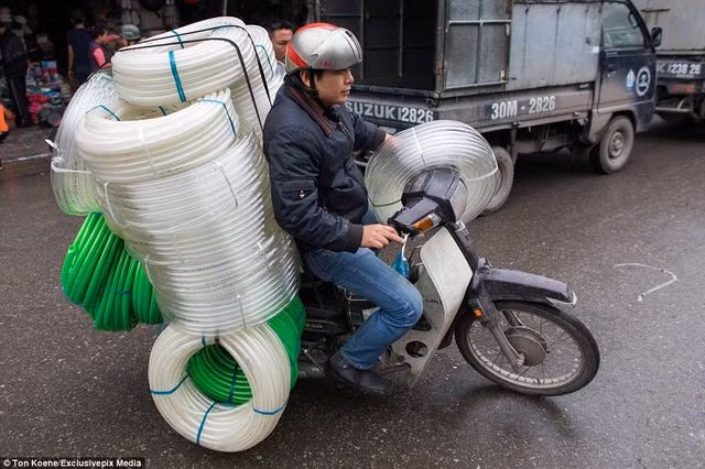 Khách Tây “choáng” với những kiểu lái xe “độc nhất vô nhị” ở Việt Nam