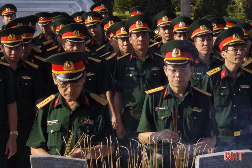 Cán bộ, chiến sỹ LLVT Hà Tĩnh dâng hương tưởng niệm Chủ tịch Hồ Chí Minh