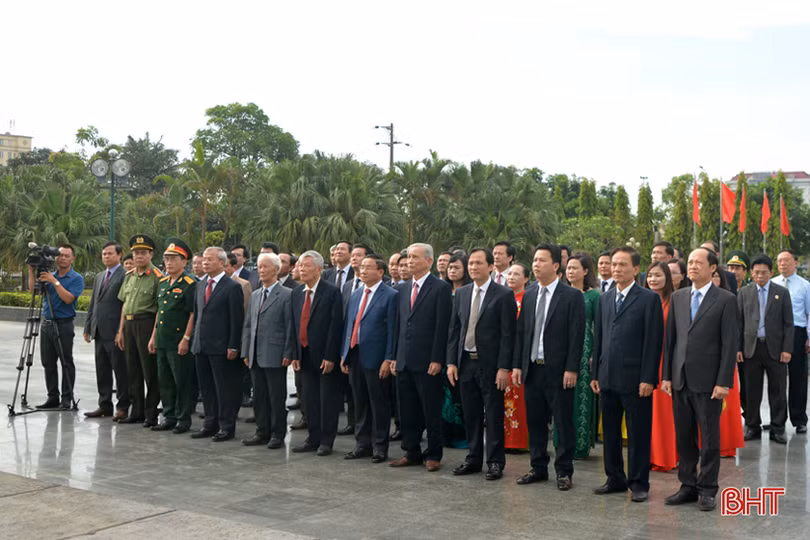 Hà Tĩnh trang trọng tổ chức lễ báo công với Bác Hồ