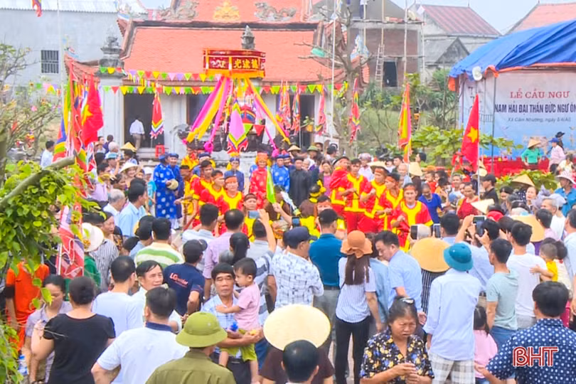 Tưng bừng vui hội cầu ngư - chèo cạn ở Cẩm Nhượng