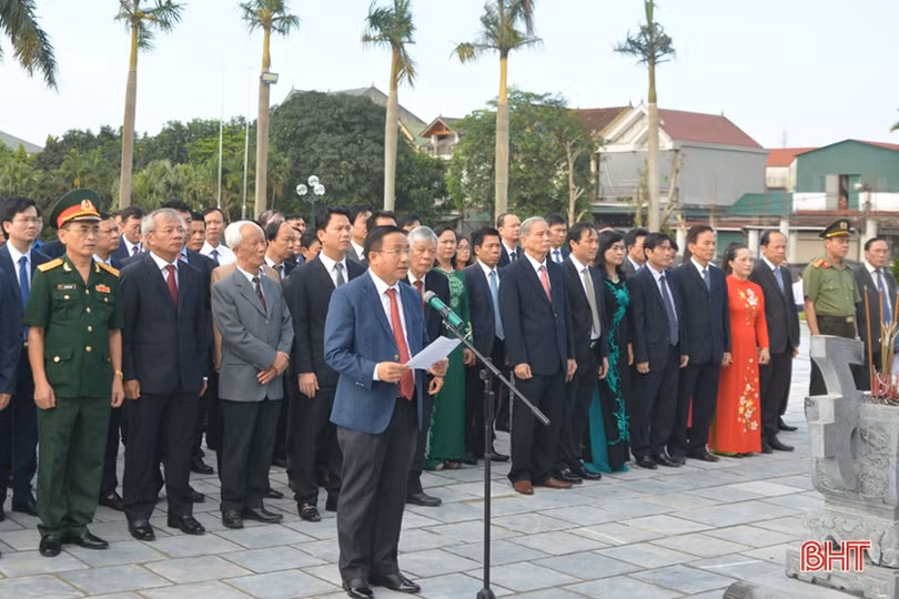 Hà Tĩnh trang trọng tổ chức lễ báo công với Bác Hồ