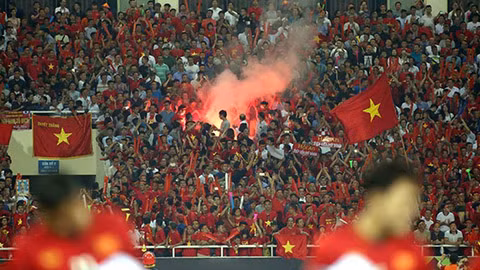 VFF bị AFC phạt gần 1 tỷ đồng vì CĐV đốt pháo sáng