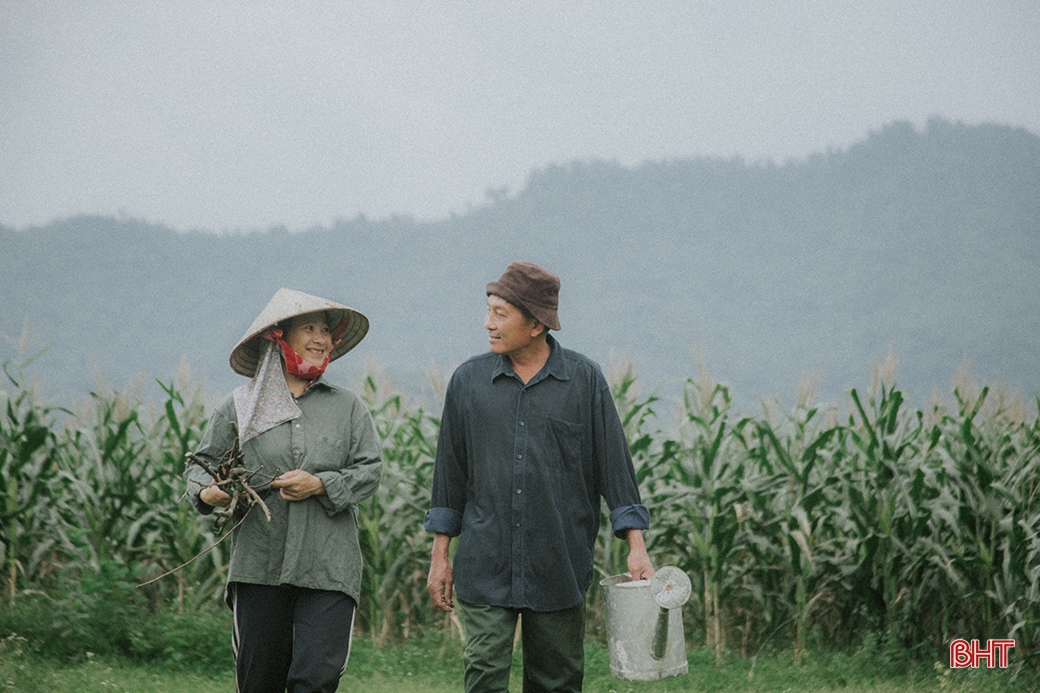 Chàng trai Hà Tĩnh gây “sốt” với bộ ảnh chụp bố mẹ nông dân