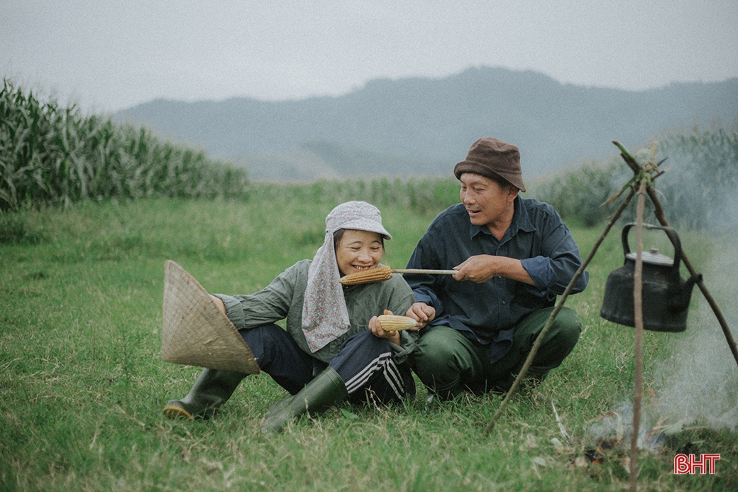 Chàng trai Hà Tĩnh gây “sốt” với bộ ảnh chụp bố mẹ nông dân