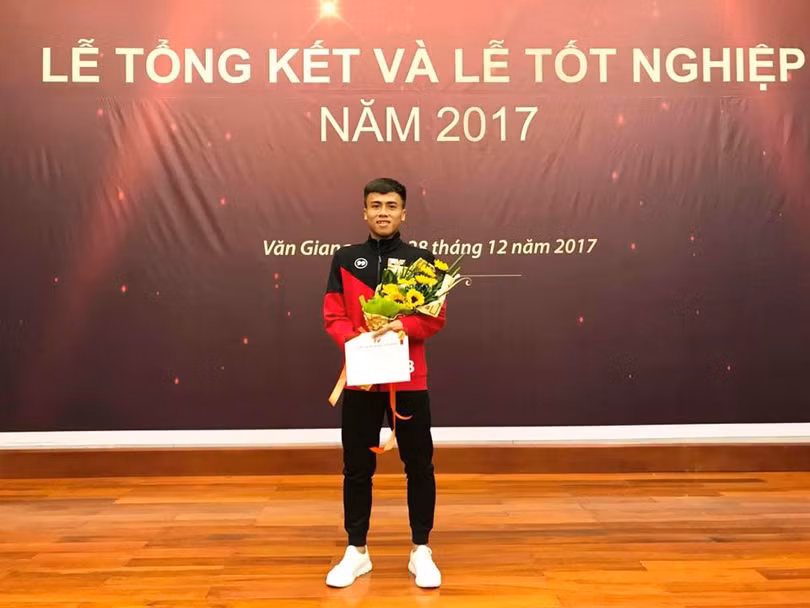 Hậu vệ từ lò PVF Phan Bá Hoàng khoác áo CLB Hồng Lĩnh Hà Tĩnh