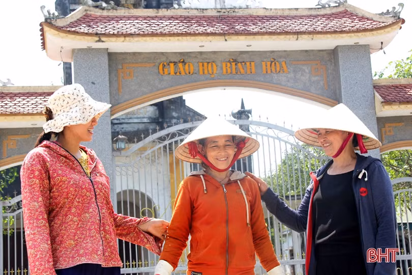 Phụ nữ vùng giáo Hà Tĩnh chung sức làm đẹp khu dân cư NTM kiểu mẫu