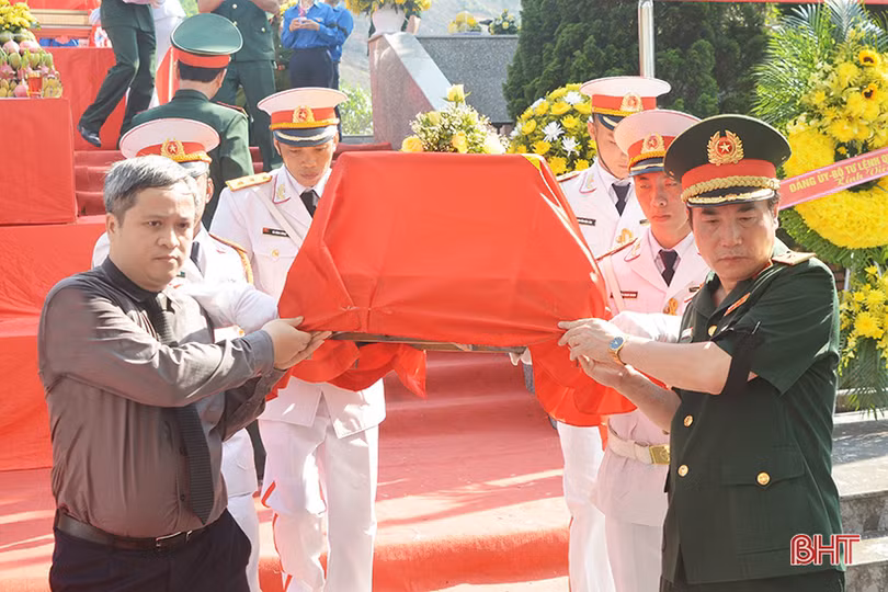 Hà Tĩnh tổ chức trọng thể lễ truy điệu, an táng hài cốt liệt sỹ Việt Nam hy sinh tại Lào