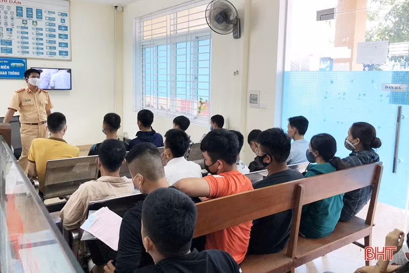 Thấy gì khi nhiều học sinh đi xe máy tới trường sai quy định ở TP Hà Tĩnh?