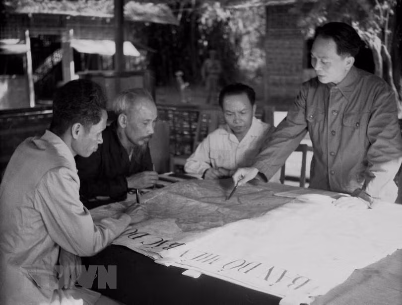 Bác Hồ và Đại tướng Võ Nguyên Giáp trong Chiến dịch Điện Biên Phủ