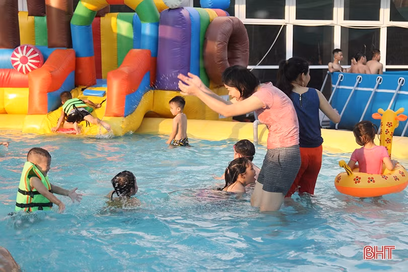 Nắng nóng vào mùa, nhu cầu học bơi ở Hà Tĩnh tăng cao