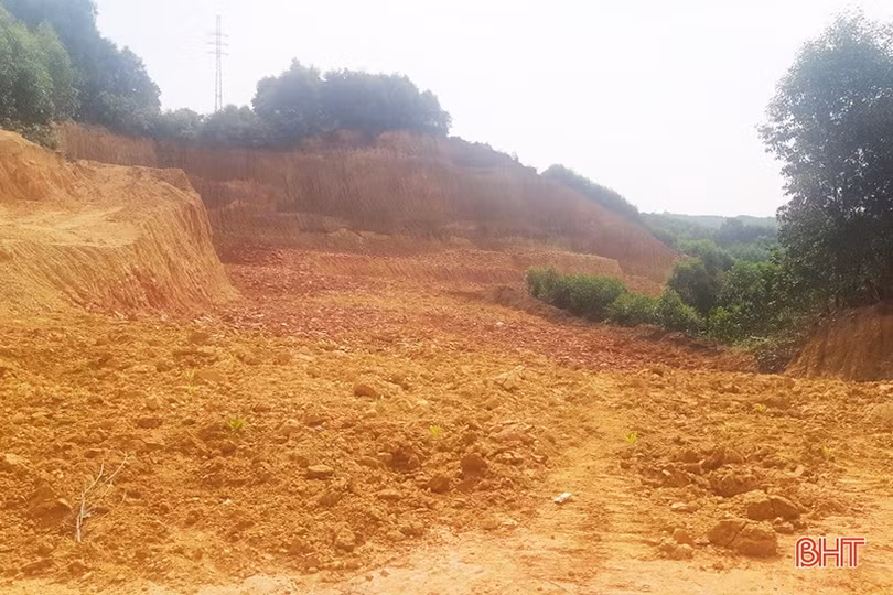 “Đất tặc” khoét núi mở đường khai thác hàng nghìn m<sup>3</sup> đất trái phép ở Hương Khê