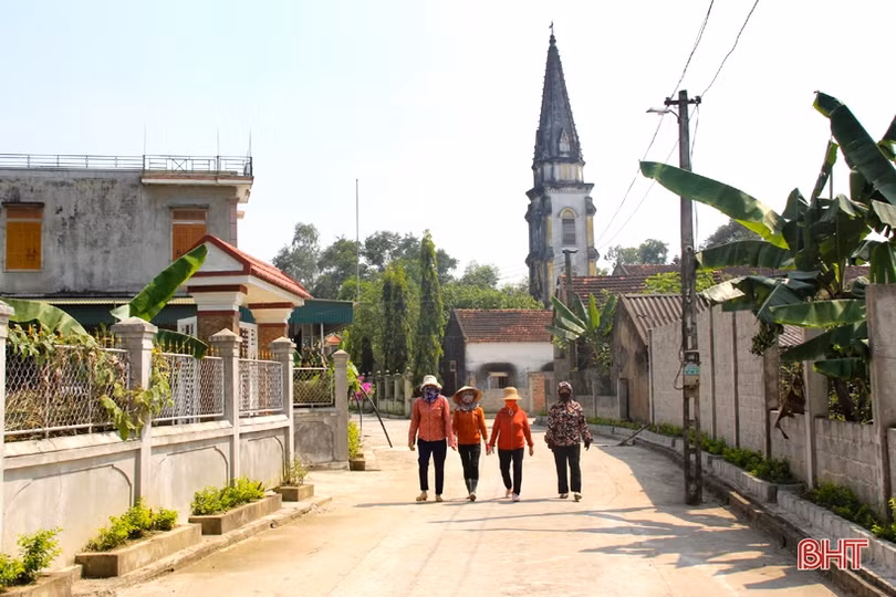 Phụ nữ vùng giáo Hà Tĩnh chung sức làm đẹp khu dân cư NTM kiểu mẫu