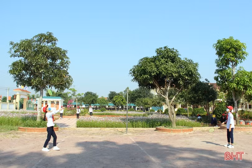 Khu vườn trường rực rỡ sắc hoa ở Hà Tĩnh