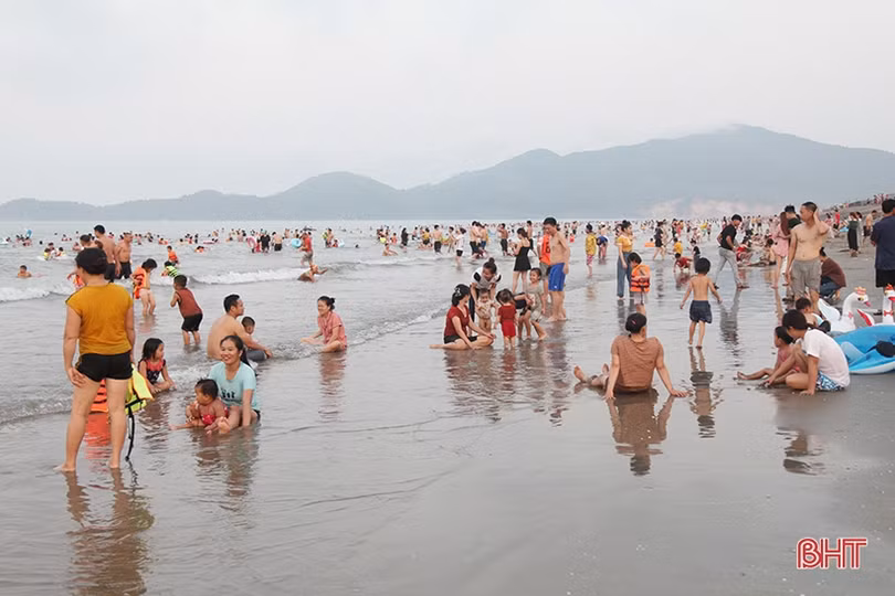 Người dân Hà Tĩnh tìm tới bể bơi, bãi biển “giải nhiệt” nắng nóng đầu mùa