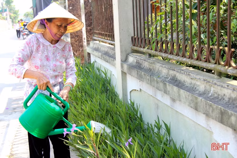 Phụ nữ vùng giáo Hà Tĩnh chung sức làm đẹp khu dân cư NTM kiểu mẫu
