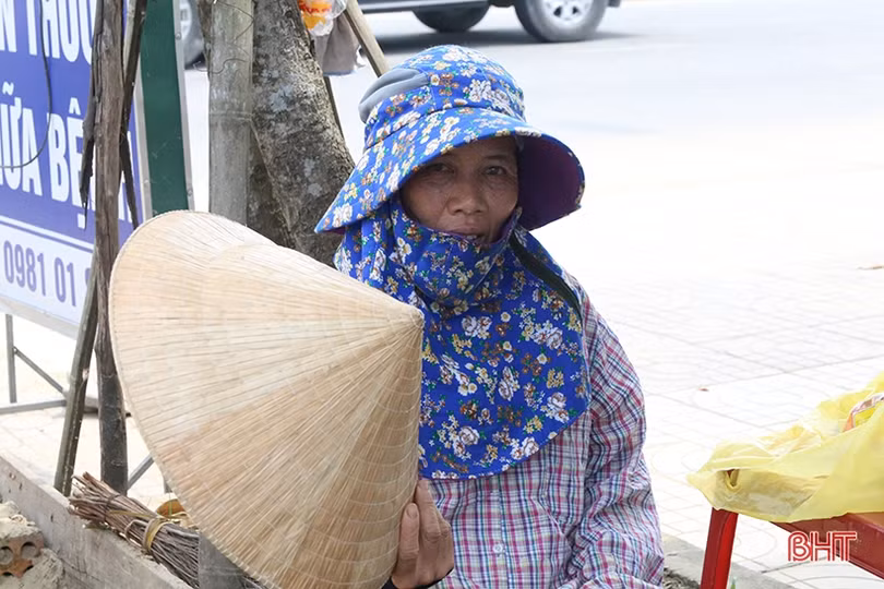 Việc “kéo” người, lao động Hà Tĩnh phơi mình dưới nắng 