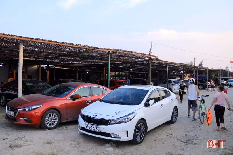 Người dân Hà Tĩnh tìm tới bể bơi, bãi biển “giải nhiệt” nắng nóng đầu mùa