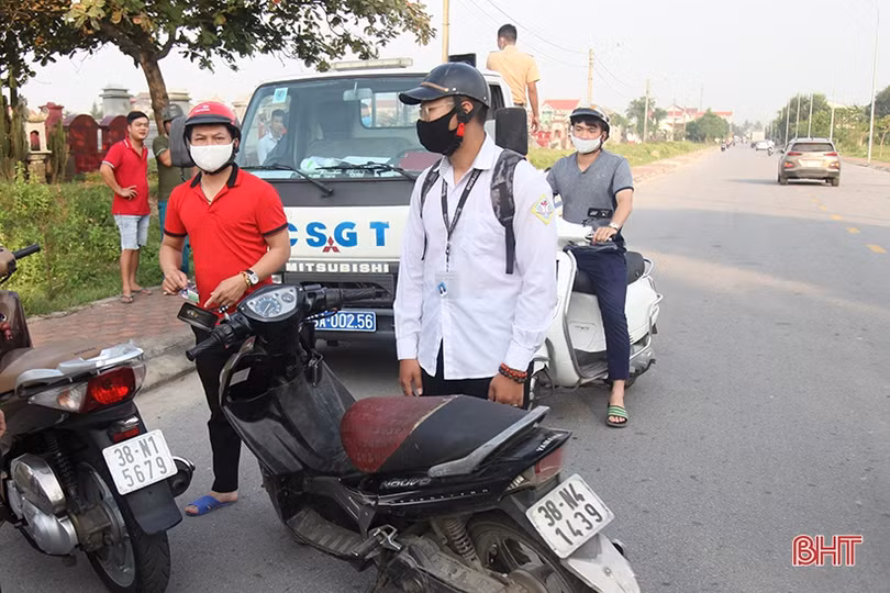 Thấy gì khi nhiều học sinh đi xe máy tới trường sai quy định ở TP Hà Tĩnh?