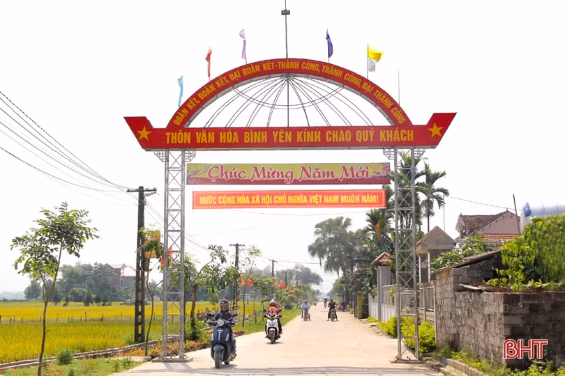 Phụ nữ vùng giáo Hà Tĩnh chung sức làm đẹp khu dân cư NTM kiểu mẫu