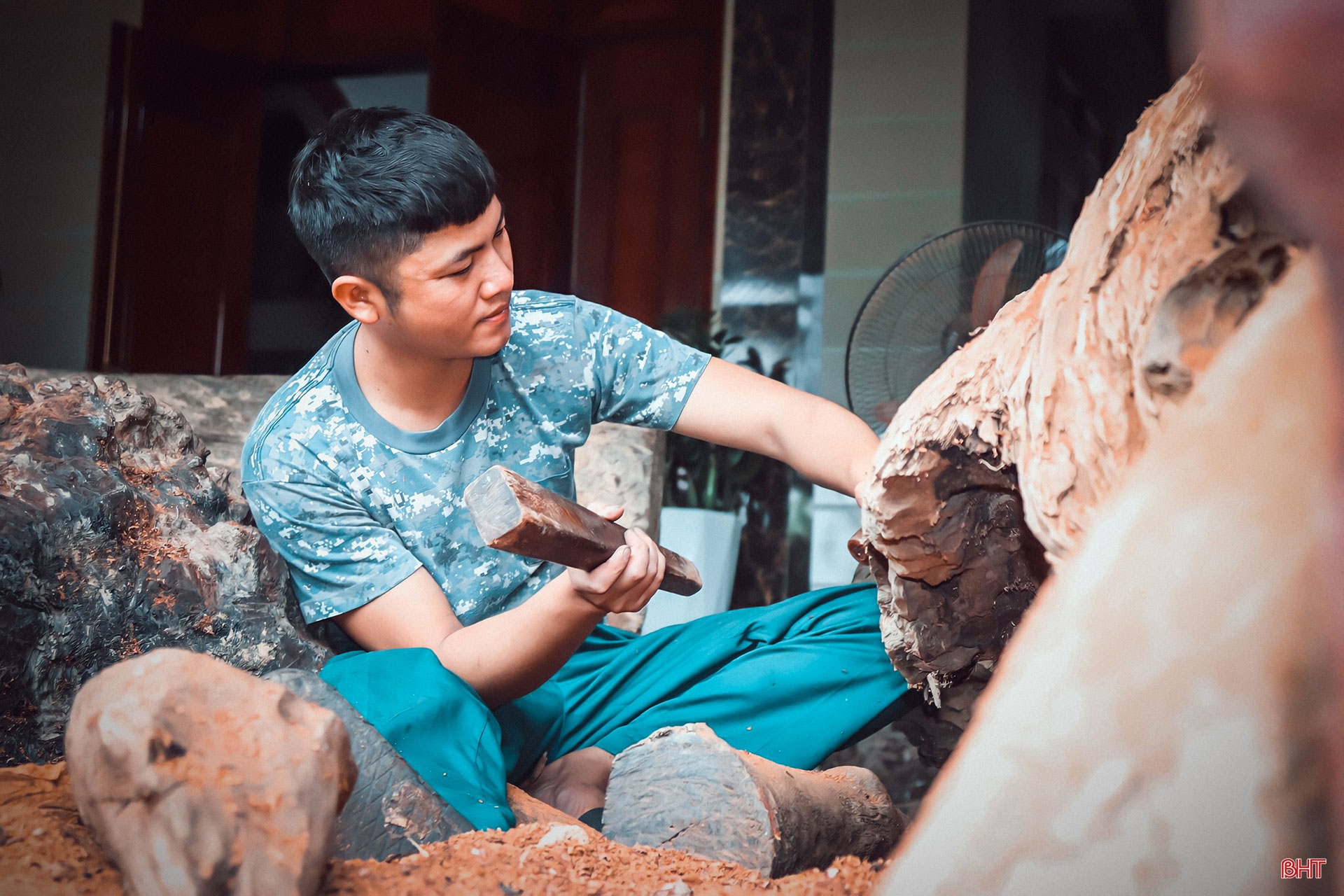 Chàng trai Hà Tĩnh “say” nghệ thuật điêu khắc gỗ