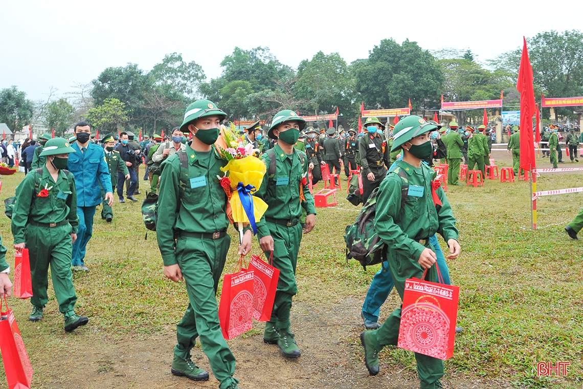 Chủ tịch UBND tỉnh Trần Tiến Hưng dự lễ giao nhận quân ở Hương Khê