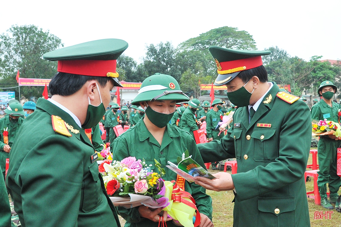 Chủ tịch UBND tỉnh Trần Tiến Hưng dự lễ giao nhận quân ở Hương Khê