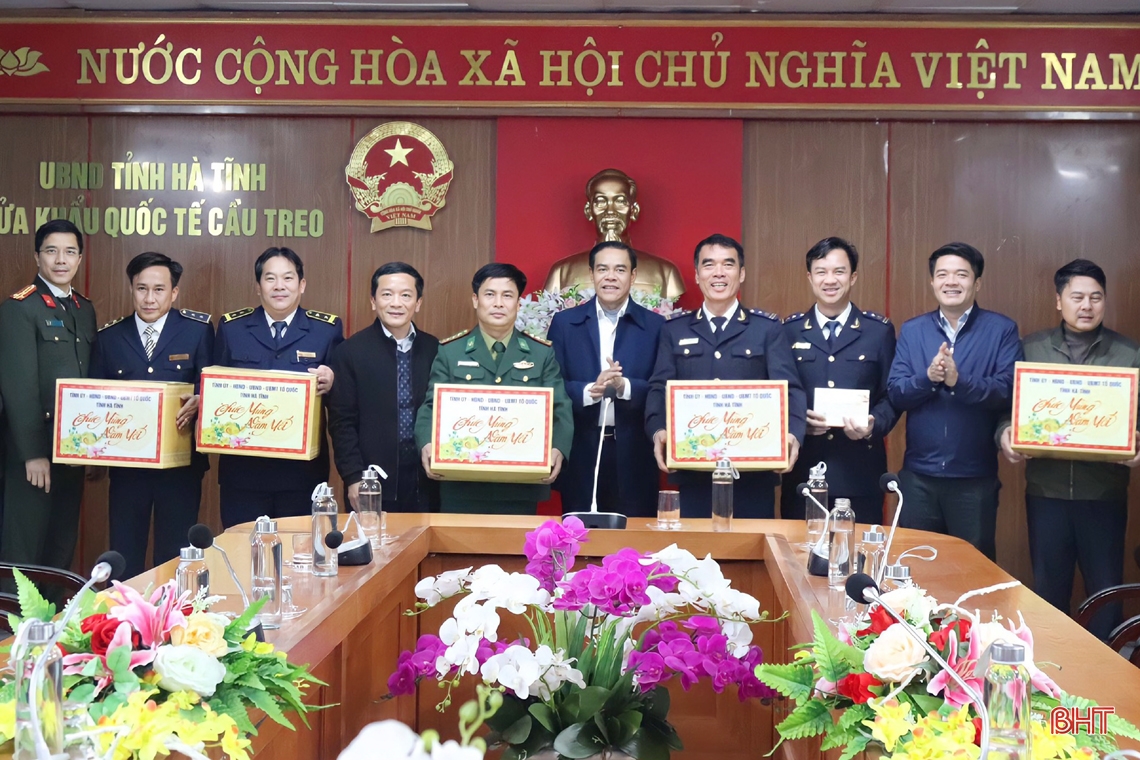 Chủ tịch UBND tỉnh chúc tết lực lượng làm nhiệm vụ tại Cửa khẩu Cầu Treo