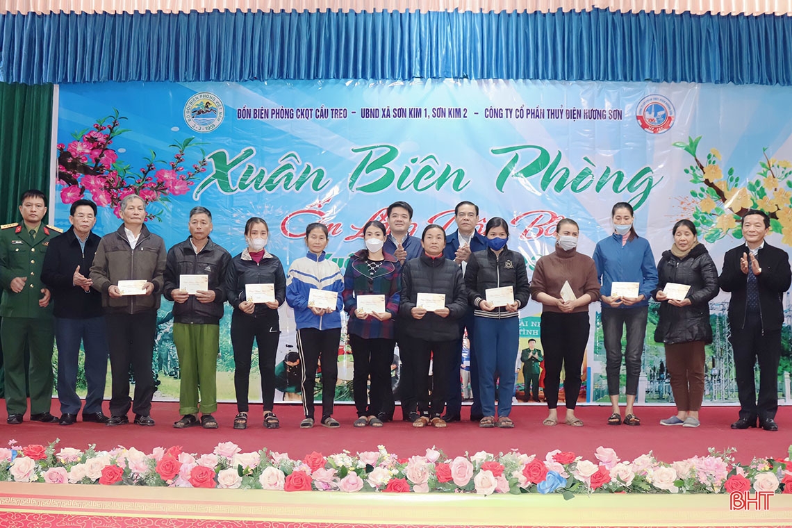 Chủ tịch UBND tỉnh chúc tết lực lượng vũ trang và các gia đình khó khăn 