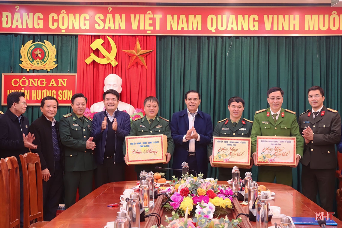 Chủ tịch UBND tỉnh chúc tết lực lượng vũ trang và các gia đình khó khăn 
