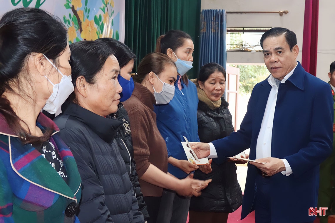 Chủ tịch UBND tỉnh chúc tết lực lượng vũ trang và các gia đình khó khăn 