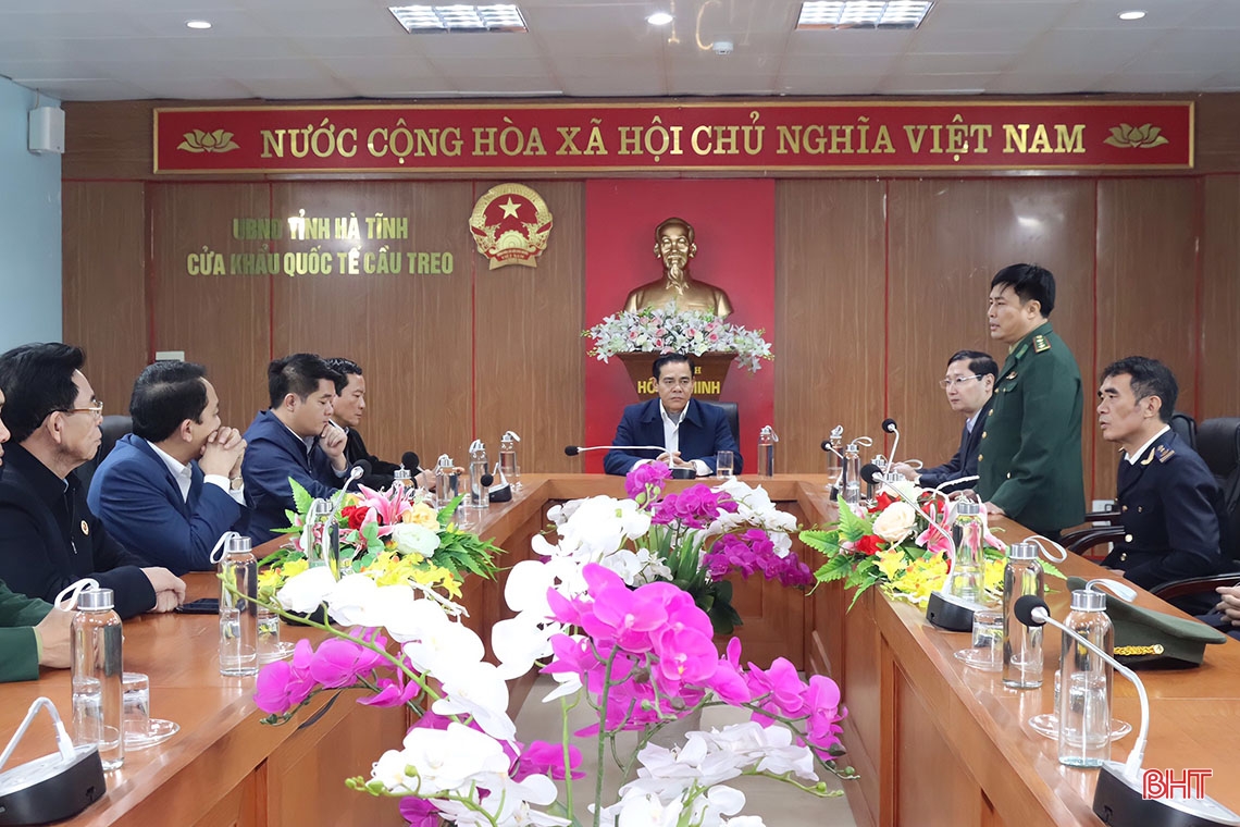 Chủ tịch UBND tỉnh chúc tết lực lượng làm nhiệm vụ tại Cửa khẩu Cầu Treo