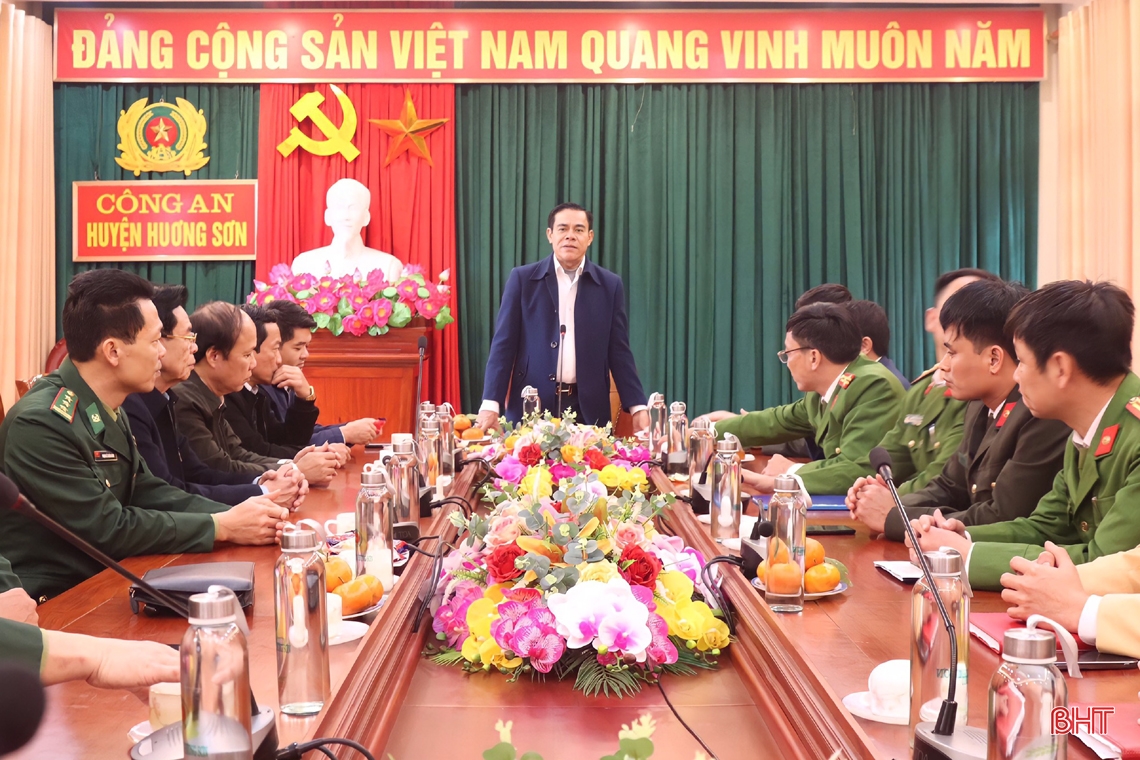 Chủ tịch UBND tỉnh chúc tết lực lượng vũ trang và các gia đình khó khăn 