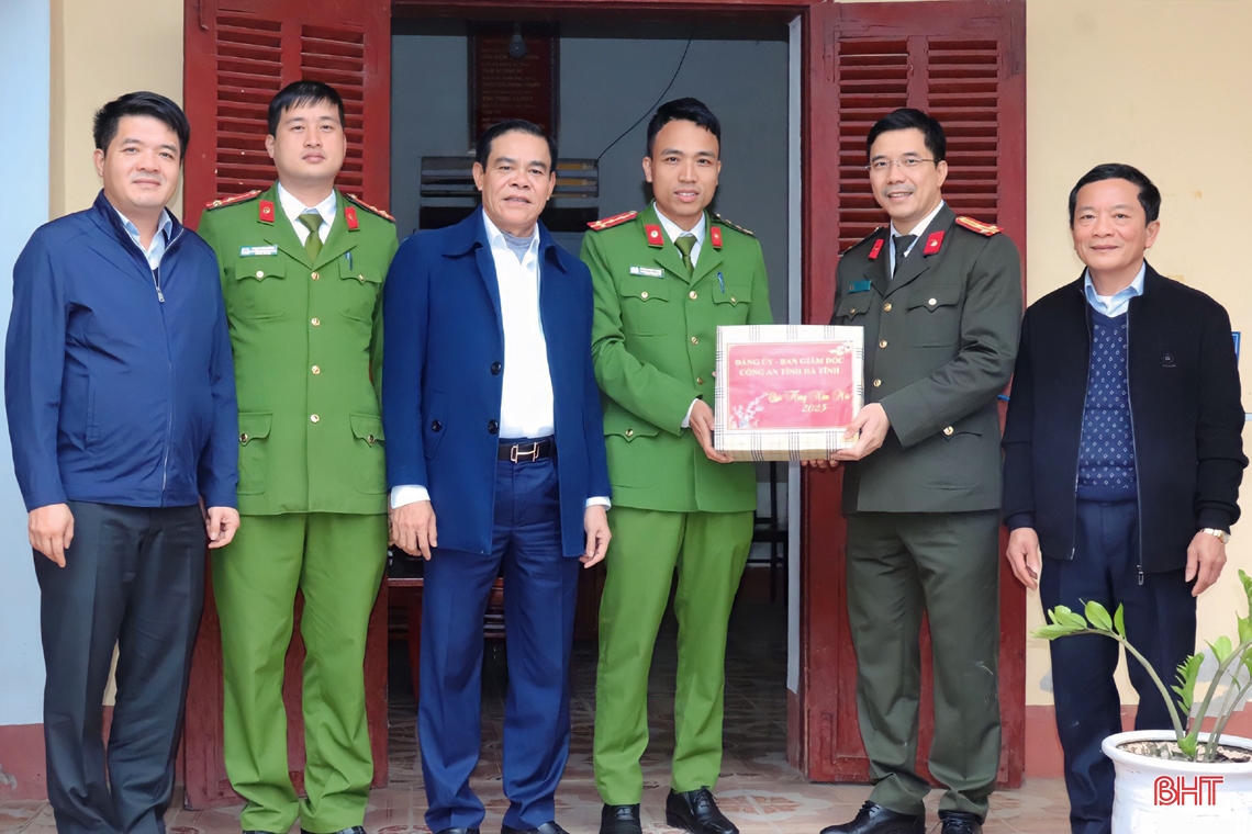 Chủ tịch UBND tỉnh chúc tết lực lượng vũ trang và các gia đình khó khăn 