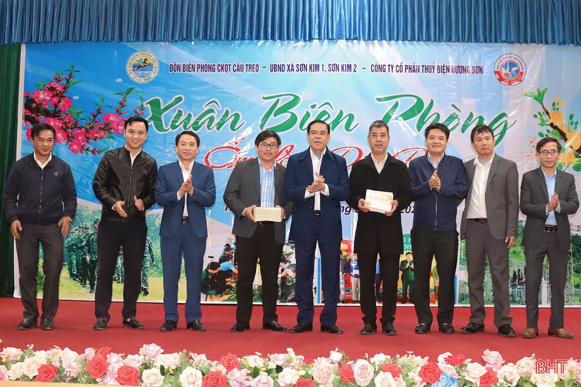 Chủ tịch UBND tỉnh chúc tết lực lượng vũ trang và các gia đình khó khăn 
