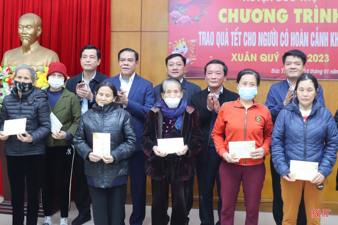 Chủ tịch UBND tỉnh chúc tết lực lượng vũ trang và các gia đình khó khăn 